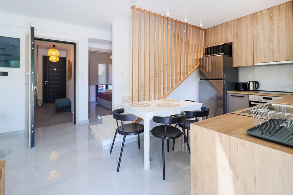 TV and multimedia, Kitchen or kitchenette, Living room, Seating area, Dining area