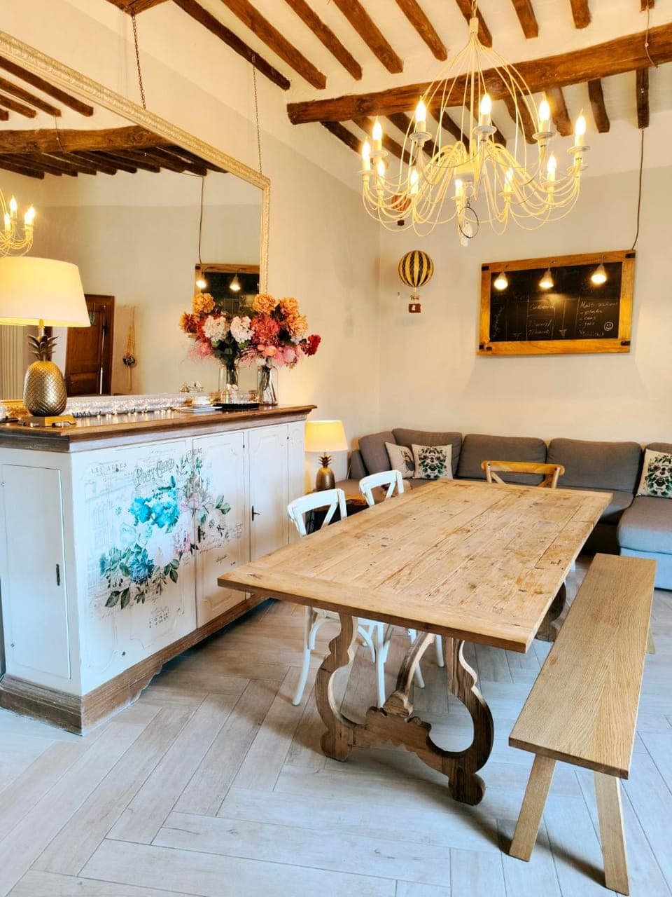 Kitchen or kitchenette, Seating area, Dining area