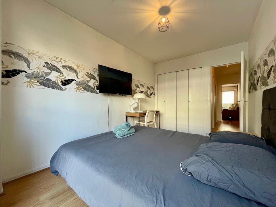 Bed, TV and multimedia, Bedroom