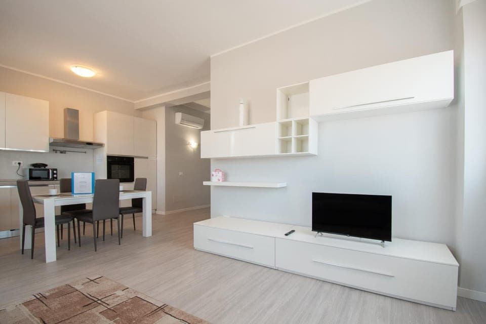 Communal lounge/ TV room, TV and multimedia, Dining area