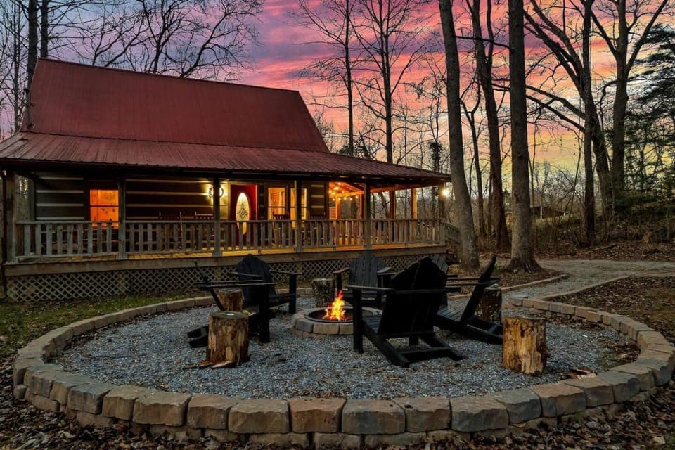 Private Log Cabin Hot Tub, Arcade & Fire Pit Cabin in Sevier County
