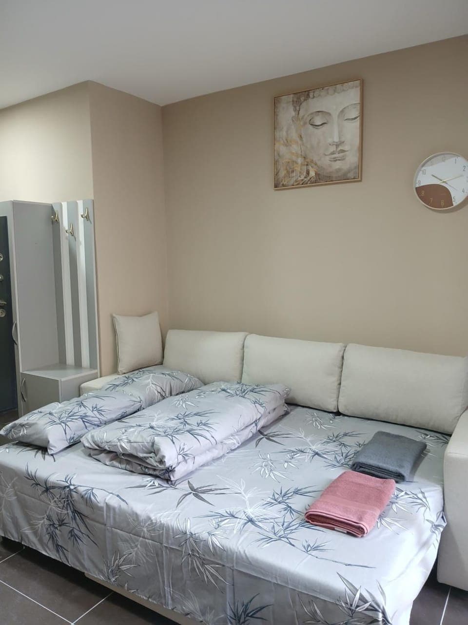 Bed, Living room, Photo of the whole room, Seating area