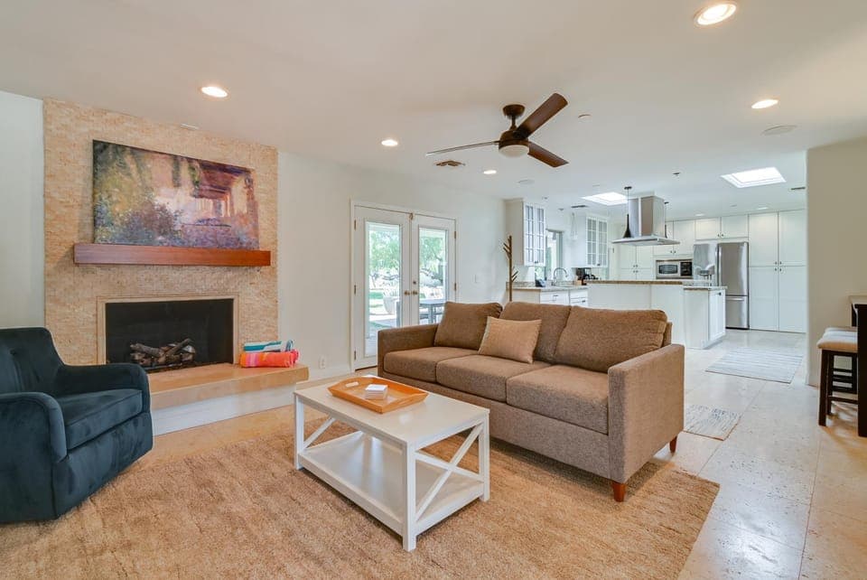 Family Gem in Paradise Valley: Hot Tub, Large Yard House in Paradise Valley