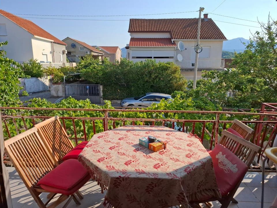 Property building, Patio, Spring, Garden, Balcony/Terrace, Dining area, Garden view, Parking