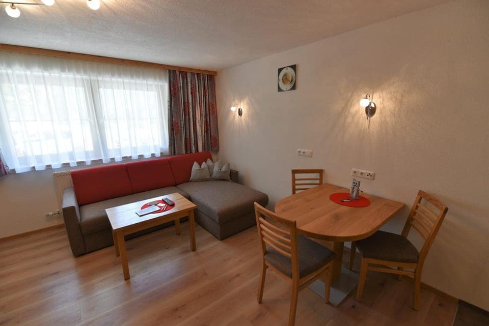 Photo of the whole room, Decorative detail, Seating area, Dining area