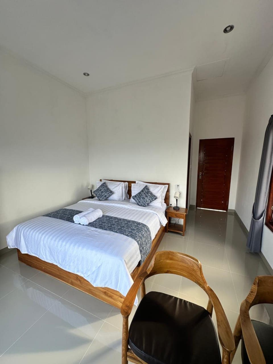 Photo of the whole room, Bedroom