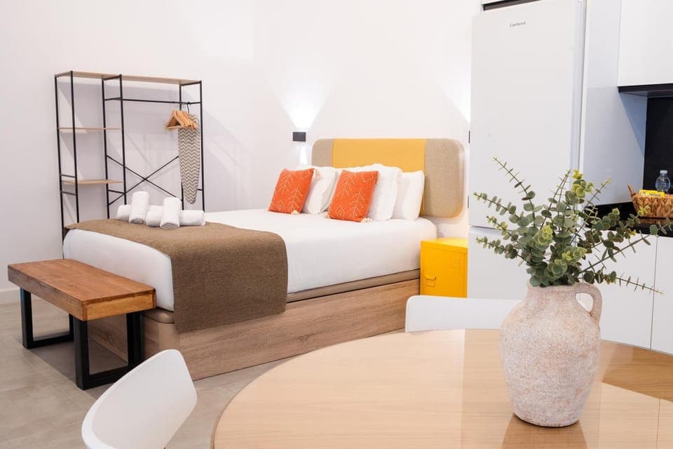 Bed, TV and multimedia, Living room, Photo of the whole room, Seating area, Bedroom, air conditioner