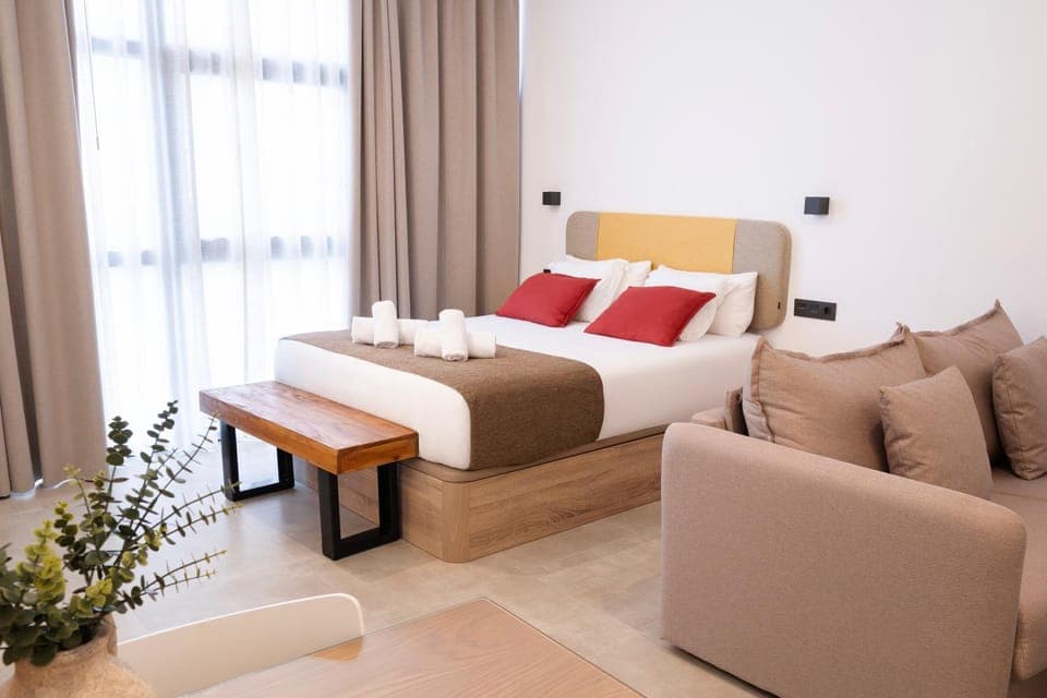 Bed, Living room, Photo of the whole room, Seating area, Bedroom