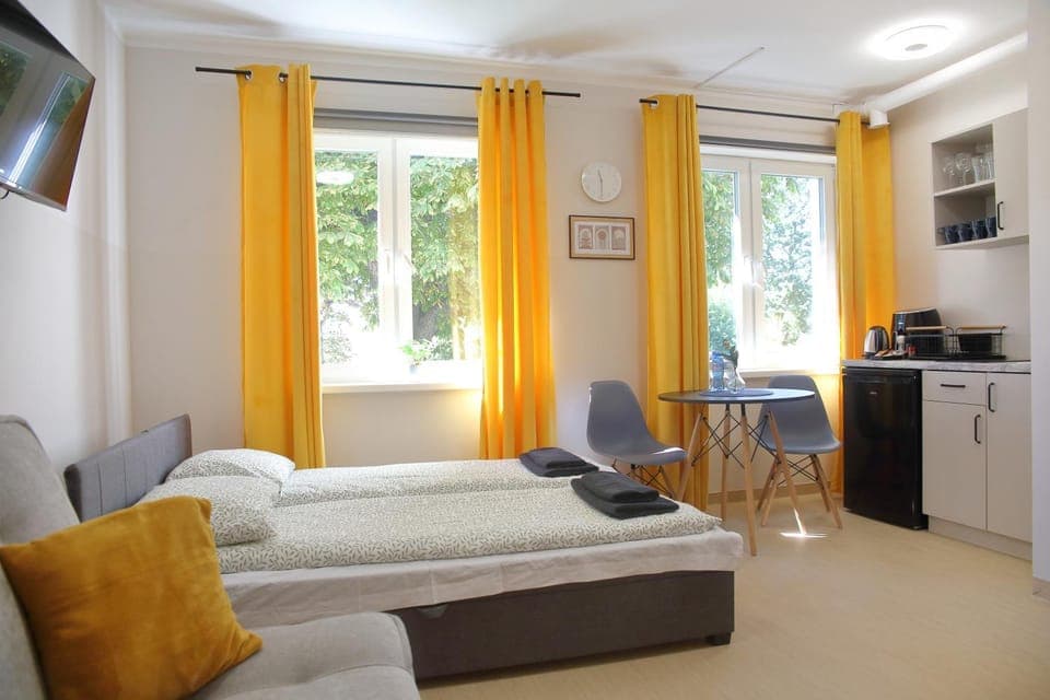 Bed, TV and multimedia, Kitchen or kitchenette, Photo of the whole room, Dining area