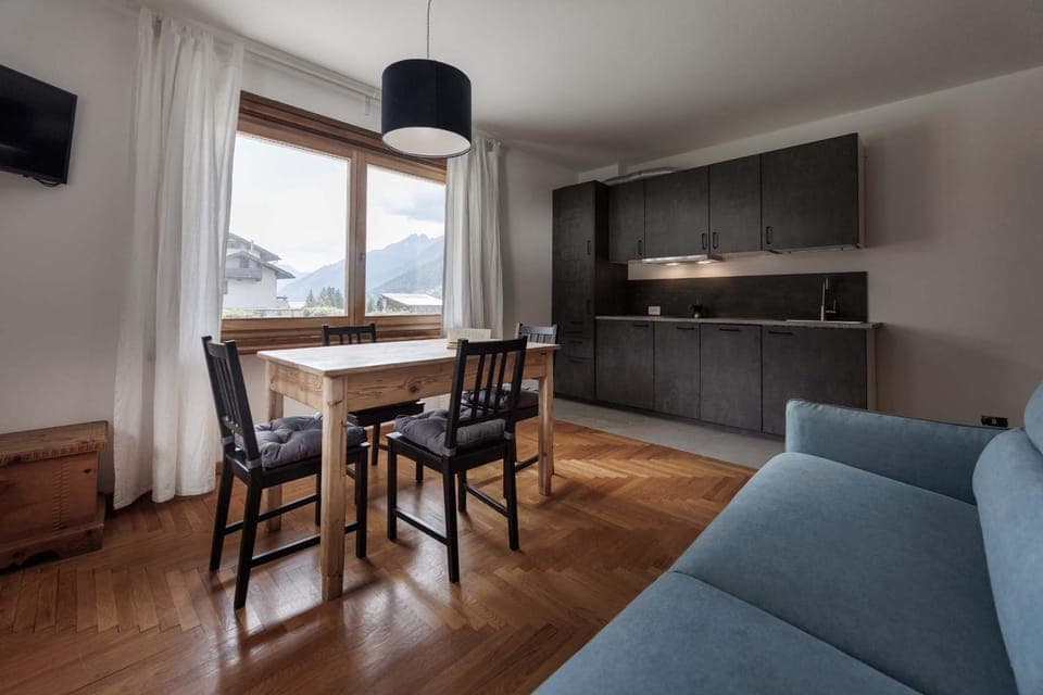 Kitchen or kitchenette, Living room, Seating area, Dining area