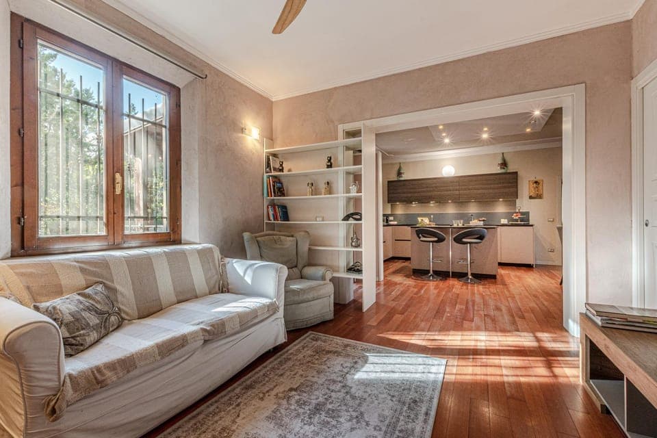 Kitchen or kitchenette, Living room, Seating area, Dining area