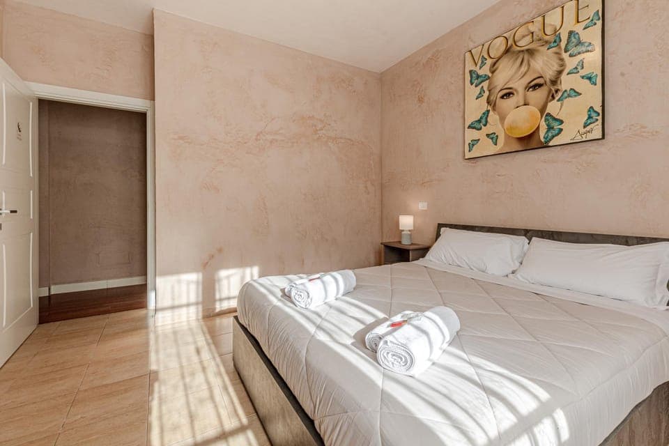 Bed, Photo of the whole room, Bedroom, towels