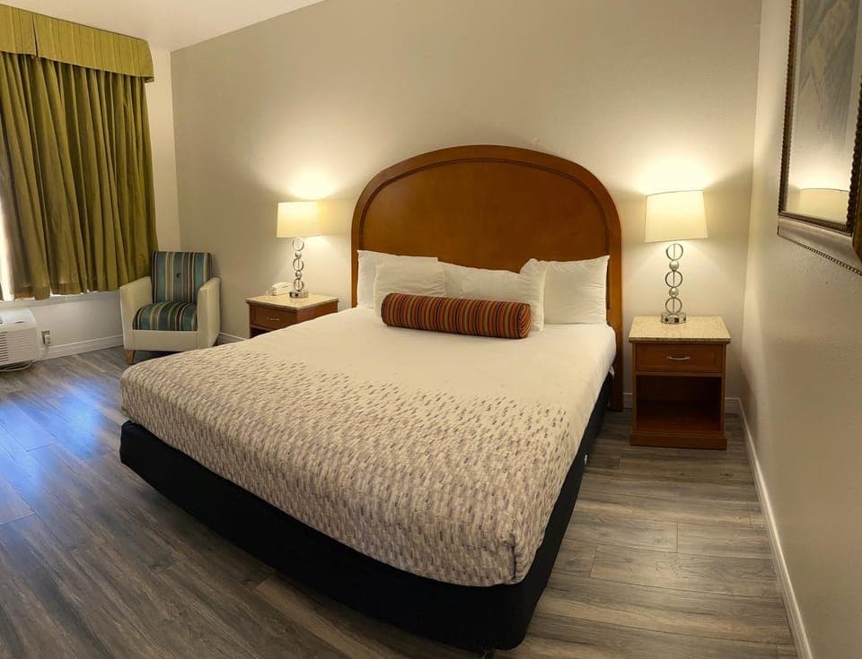 Photo of the whole room, Bedroom