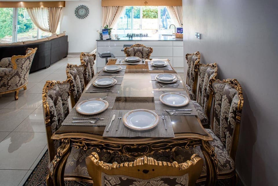 Food and drinks, Seating area, Dining area