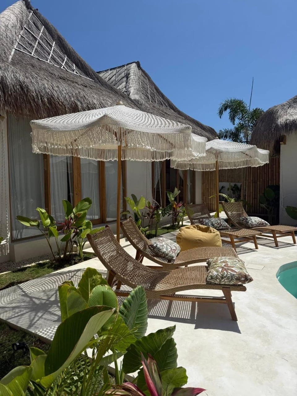 Property building, Patio, Spring, Day, Garden, Garden view, Pool view, Swimming pool, sunbed