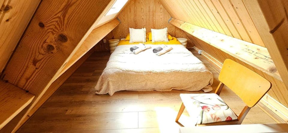 Bed, Bedroom, towels