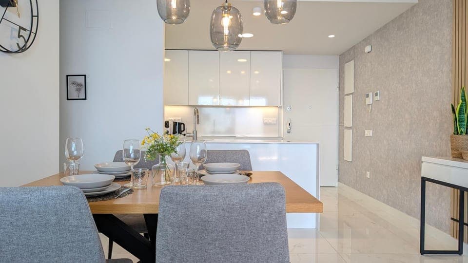 Kitchen or kitchenette, Dining area