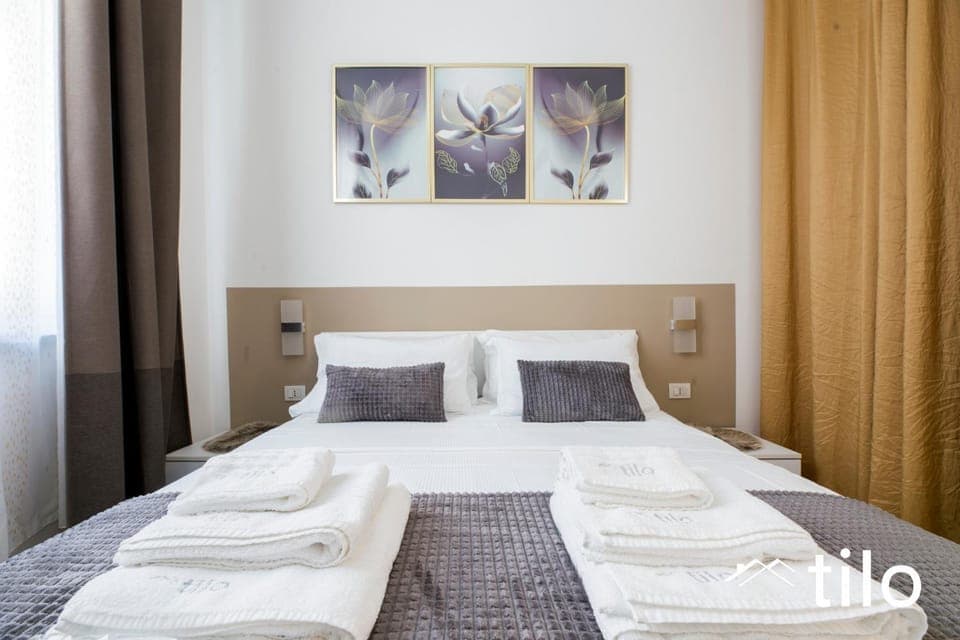 Bed, Photo of the whole room, Bedroom, towels