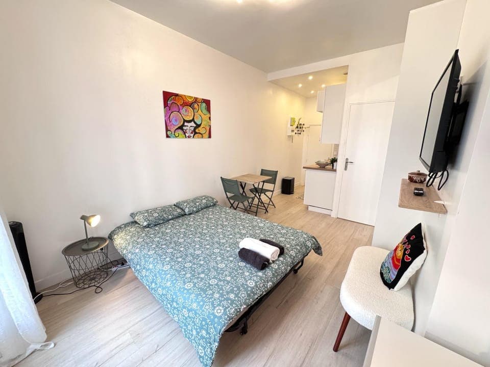 Bed, TV and multimedia, Photo of the whole room, Seating area, Bedroom, towels