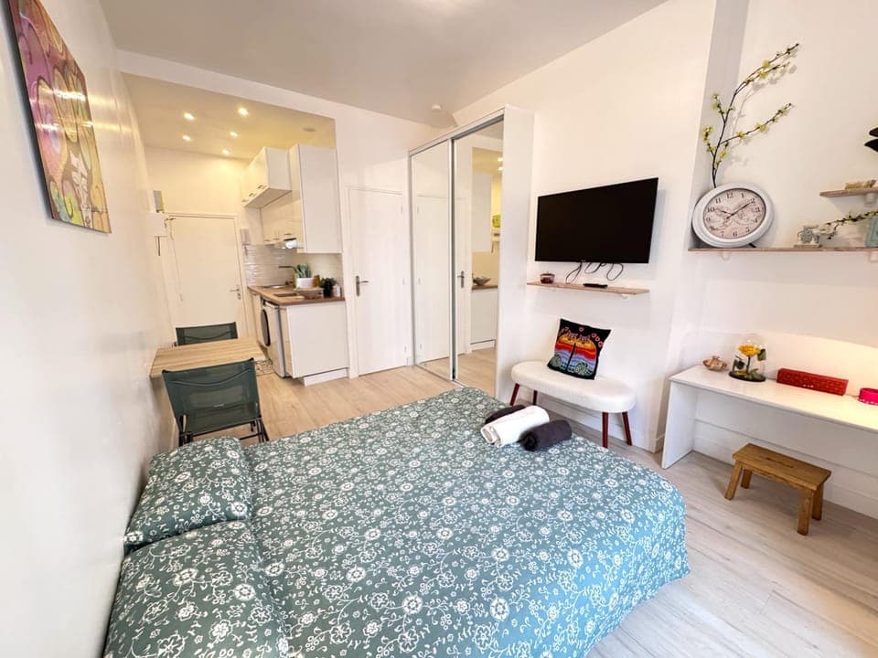 Bed, TV and multimedia, Kitchen or kitchenette, Photo of the whole room, Dining area, Bedroom