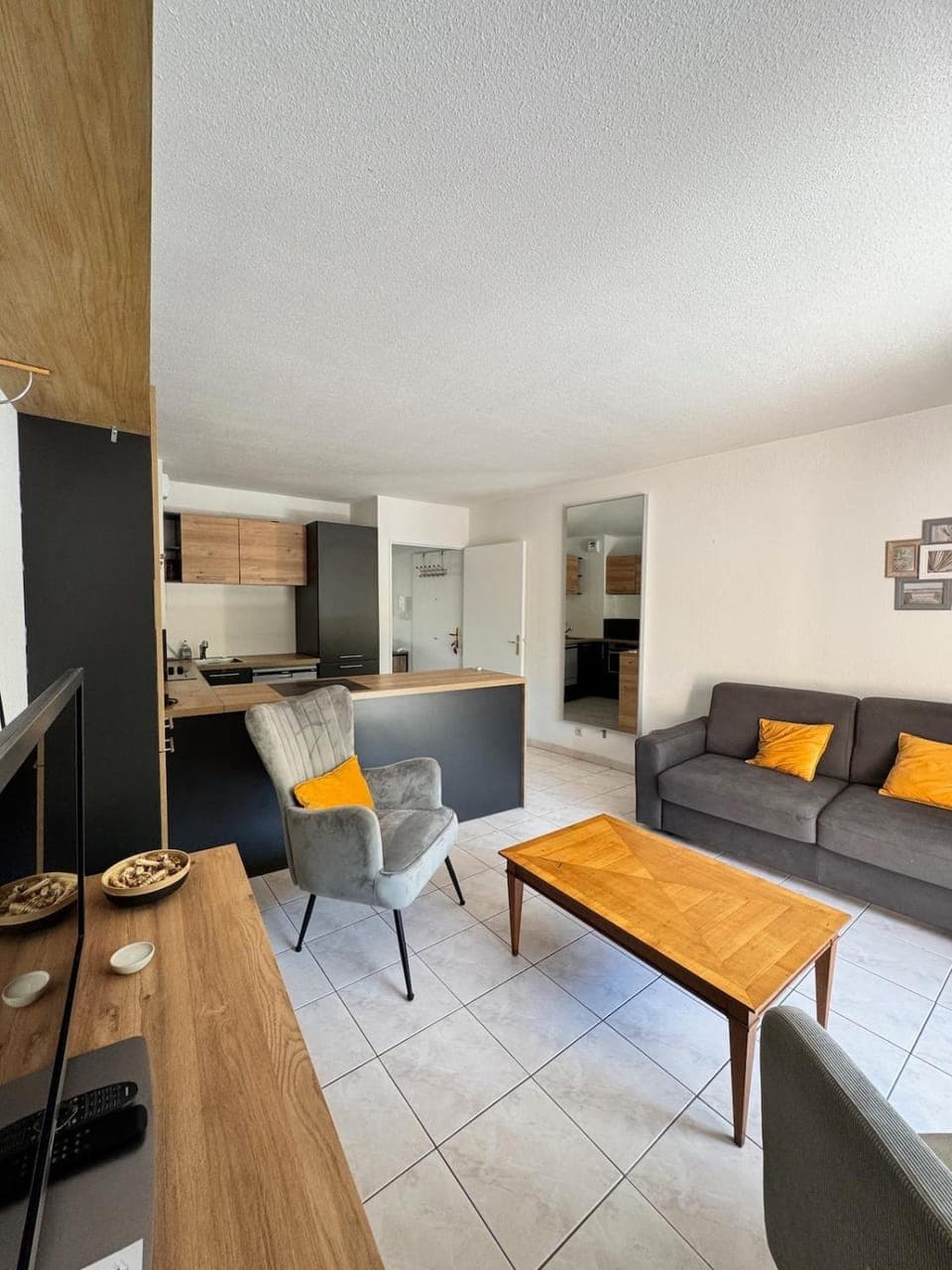 TV and multimedia, Kitchen or kitchenette, Living room, Seating area, oven