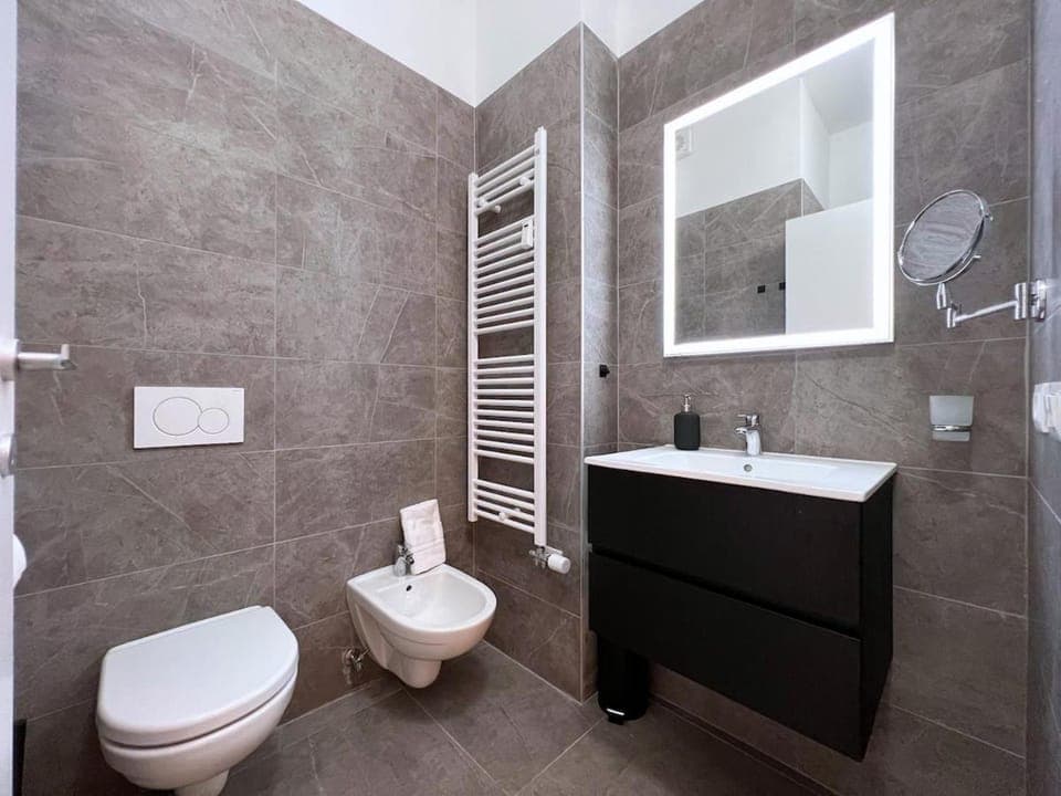 Shower, Toilet, Bathroom, bidet, towels