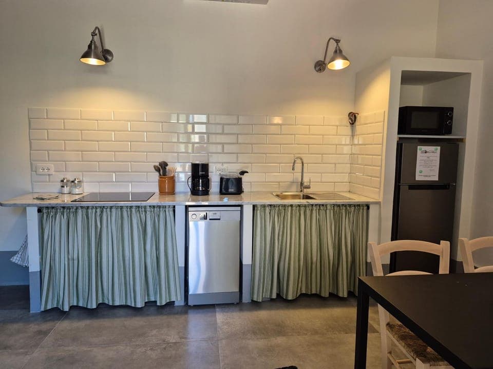 Kitchen or kitchenette, dishwasher, stove, washing machine