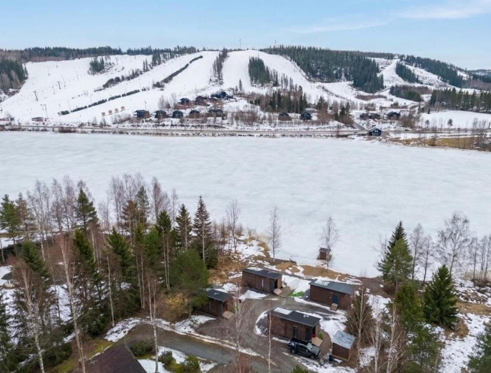 Bird's eye view, Location