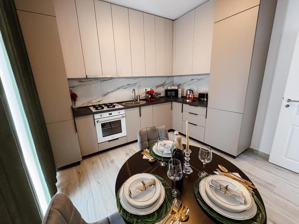 Coffee/tea facilities, Dining area, oven, stove, toaster, kitchen