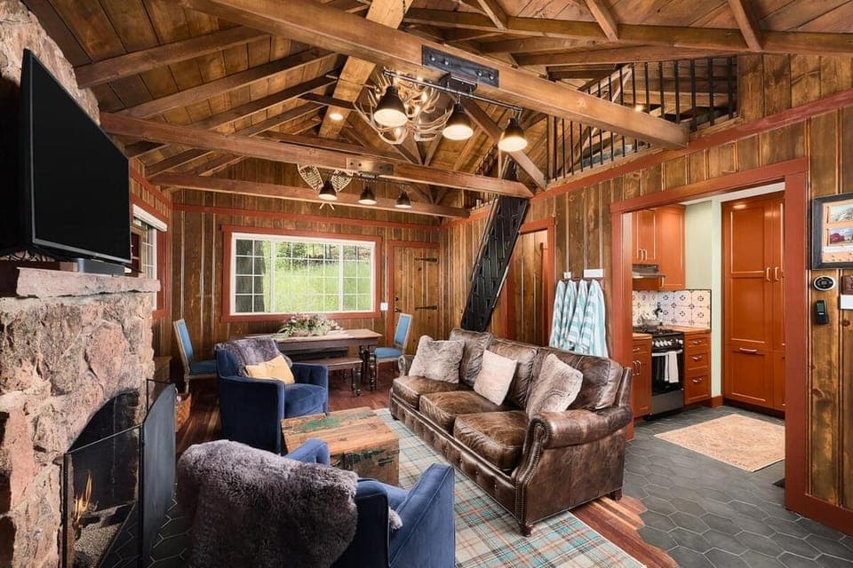 Mountain Cabin with Hot Tub, Fireplaces, Loft, Views Cabin in Green Mountain Falls