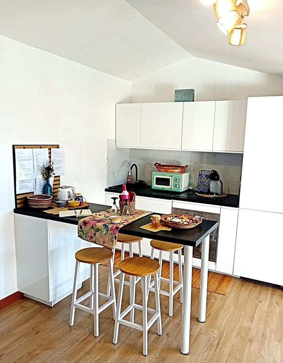 Kitchen or kitchenette, Seating area, Dining area, minibar, oven, stove, toaster