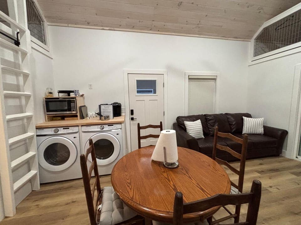 TV and multimedia, Coffee/tea facilities, Kitchen or kitchenette, Living room, Seating area, Dining area, oven, pet friendly, toaster, washing machine, dryer