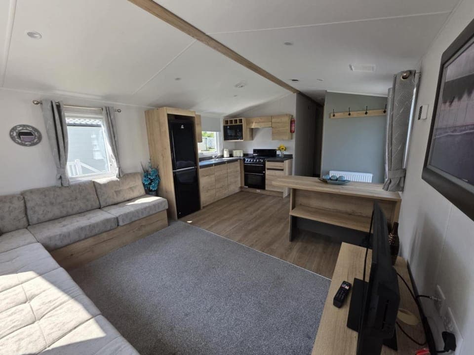 TV and multimedia, Kitchen or kitchenette, Living room, Seating area, Dining area, oven, stove