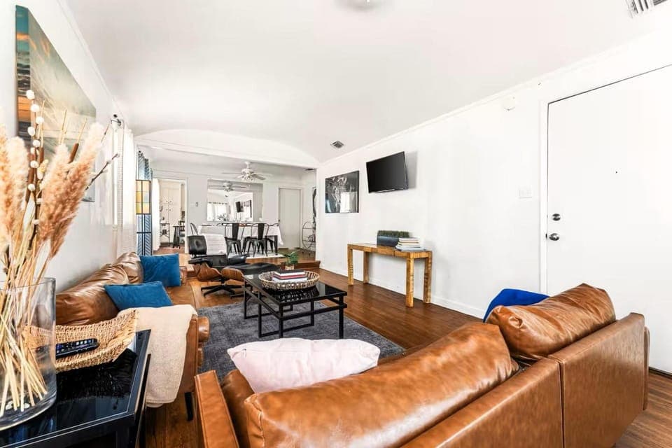Communal lounge/ TV room, TV and multimedia, Living room, Seating area, Evening entertainment