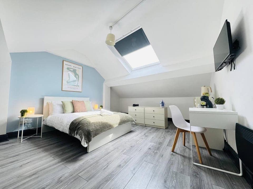 Bed, Photo of the whole room, Bedroom