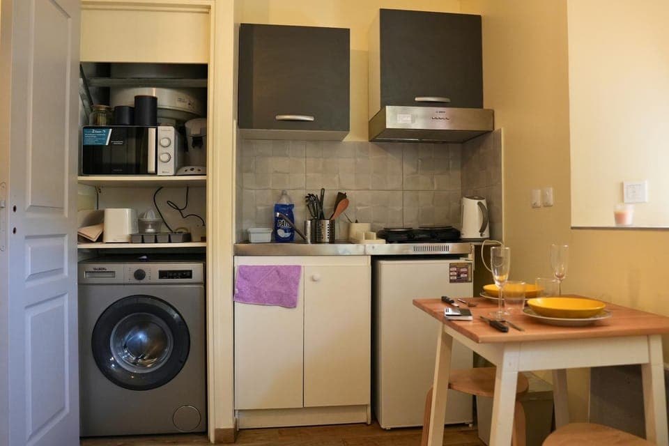 Kitchen or kitchenette, washing machine