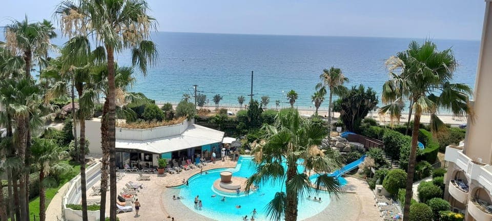 Restaurant/places to eat, Lounge or bar