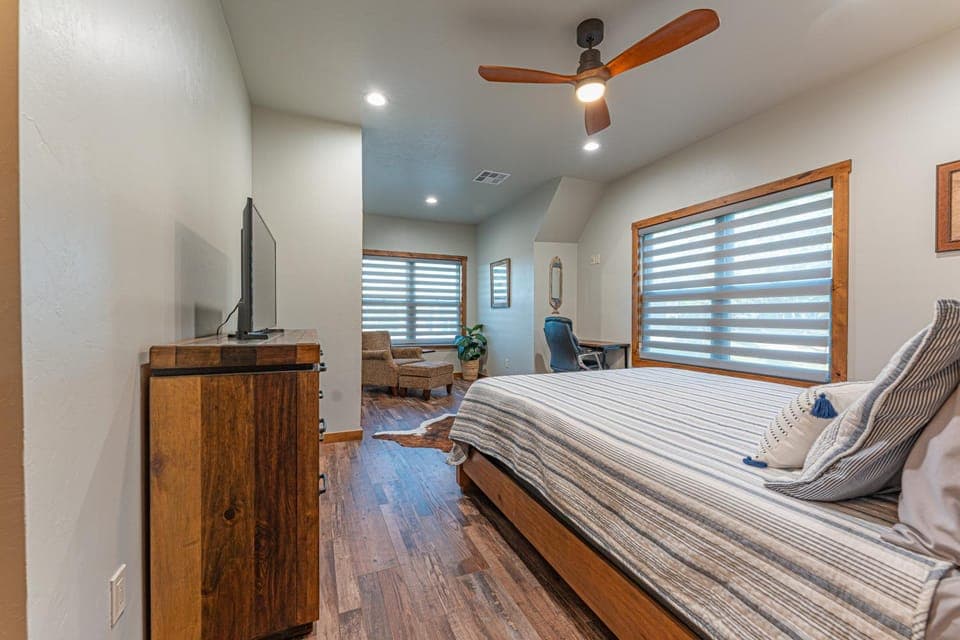 Bed, TV and multimedia, Photo of the whole room, Bedroom