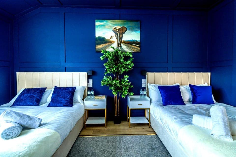 Bed, Photo of the whole room, Seating area, Bedroom