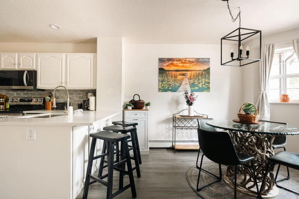 Kitchen or kitchenette, Seating area, Dining area, stove