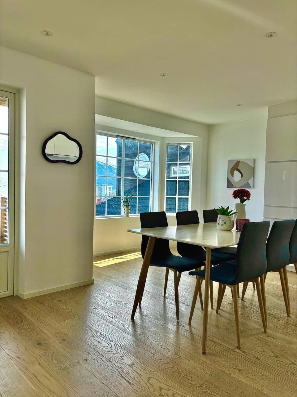 Living room, Seating area, Dining area