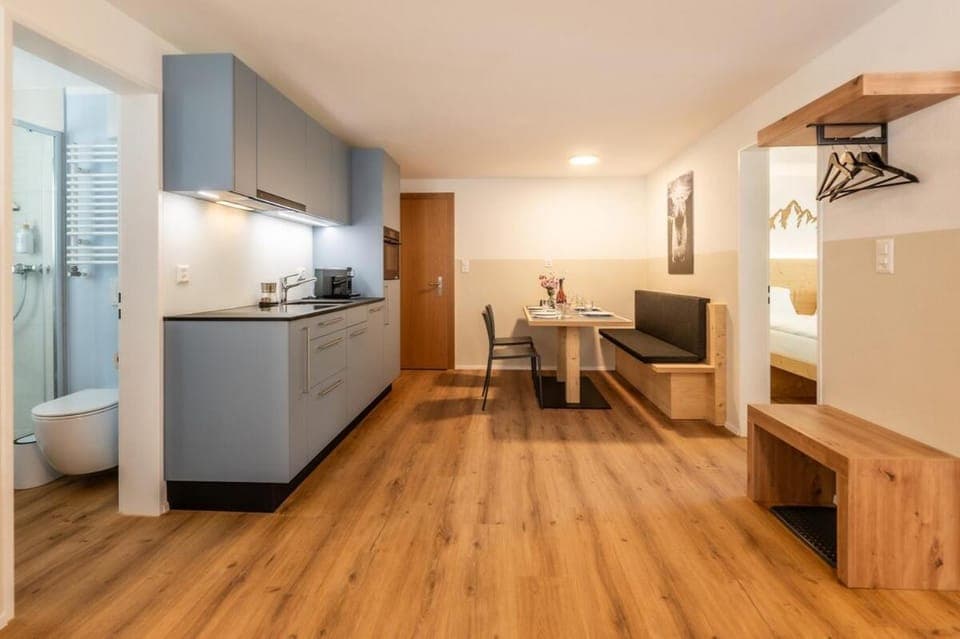 Kitchen or kitchenette, Dining area