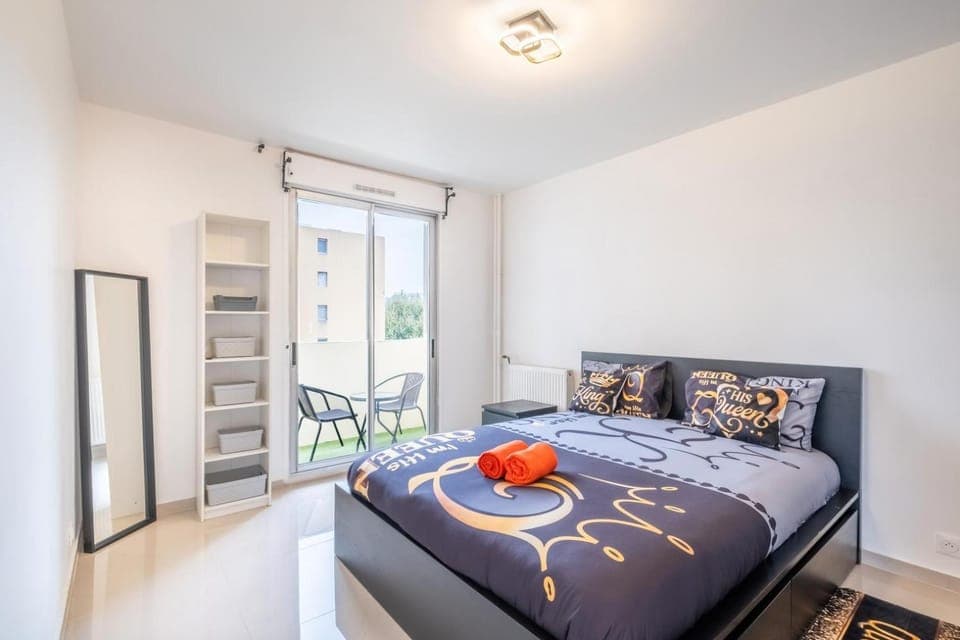 Bed, Photo of the whole room, Bedroom, towels