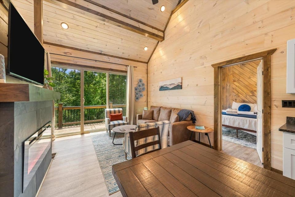Heart Lake Cabin - Hot Tub & Game Room Cabin in Douglas Lake