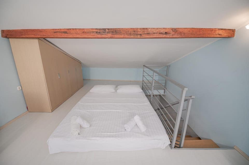 Bed, Photo of the whole room, Bedroom, bunk bed, towels