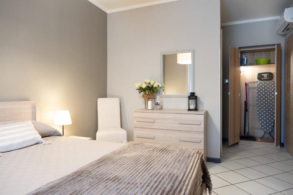 Bed, Photo of the whole room, Bedroom, flat iron, air conditioner