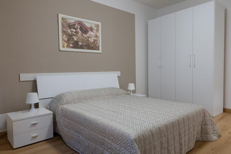 Bed, Photo of the whole room, Bedroom, wardrobe