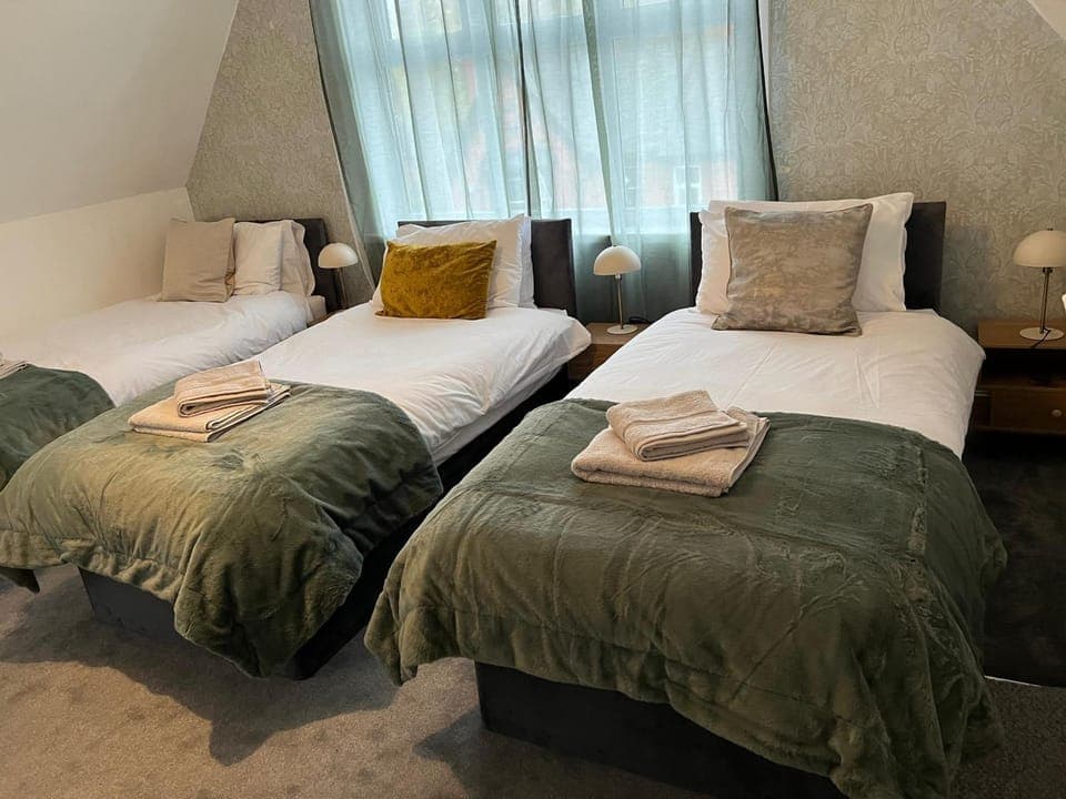 Bed, Photo of the whole room, Bedroom, towels