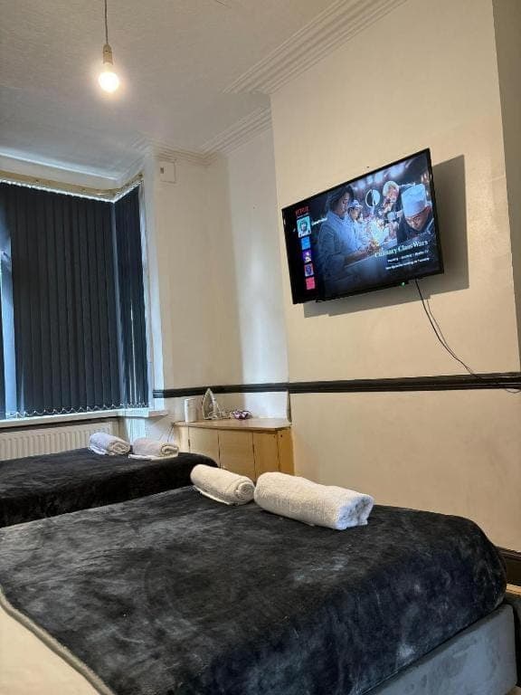 Bed, TV and multimedia, Bedroom, towels
