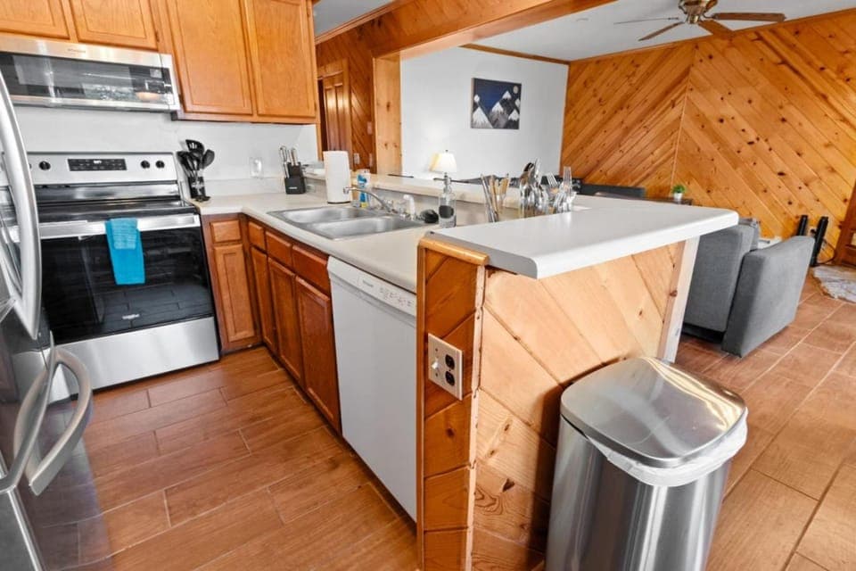 Kitchen or kitchenette, dishwasher, oven, stove
